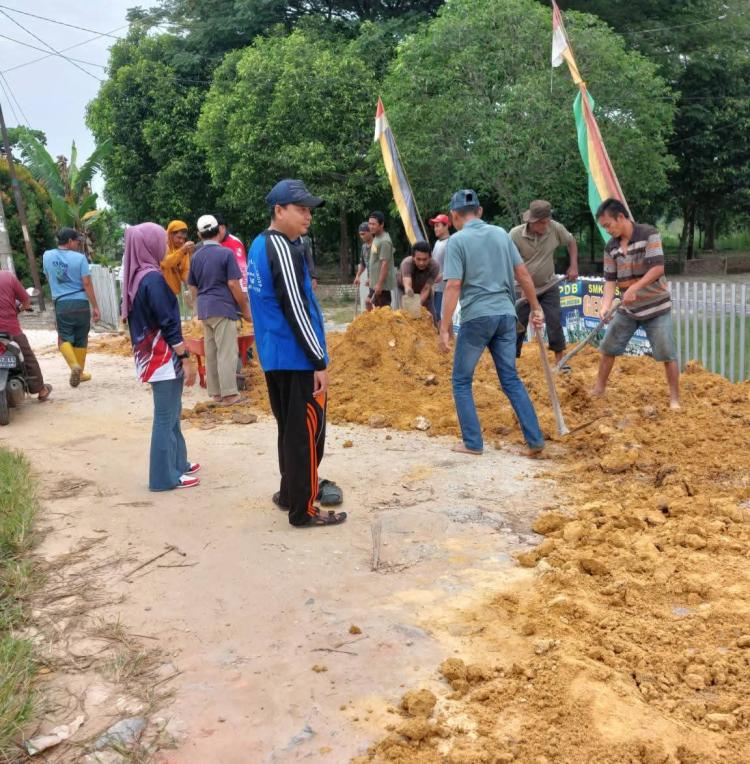 Semenisasi Jalan Mawar Disambut Antusias, Warga Kulim Gelar Goro Massal